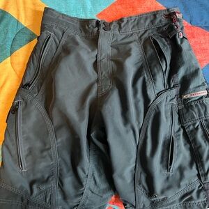 Mens Oakley software board shorts.   Great used condition.